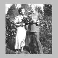 022-0499 Wilhelm Heymuth mit seiner Tischdame anlaesslich der Hochzeit seiner Schwester Anneliese am 1. Oktober 1943.jpg